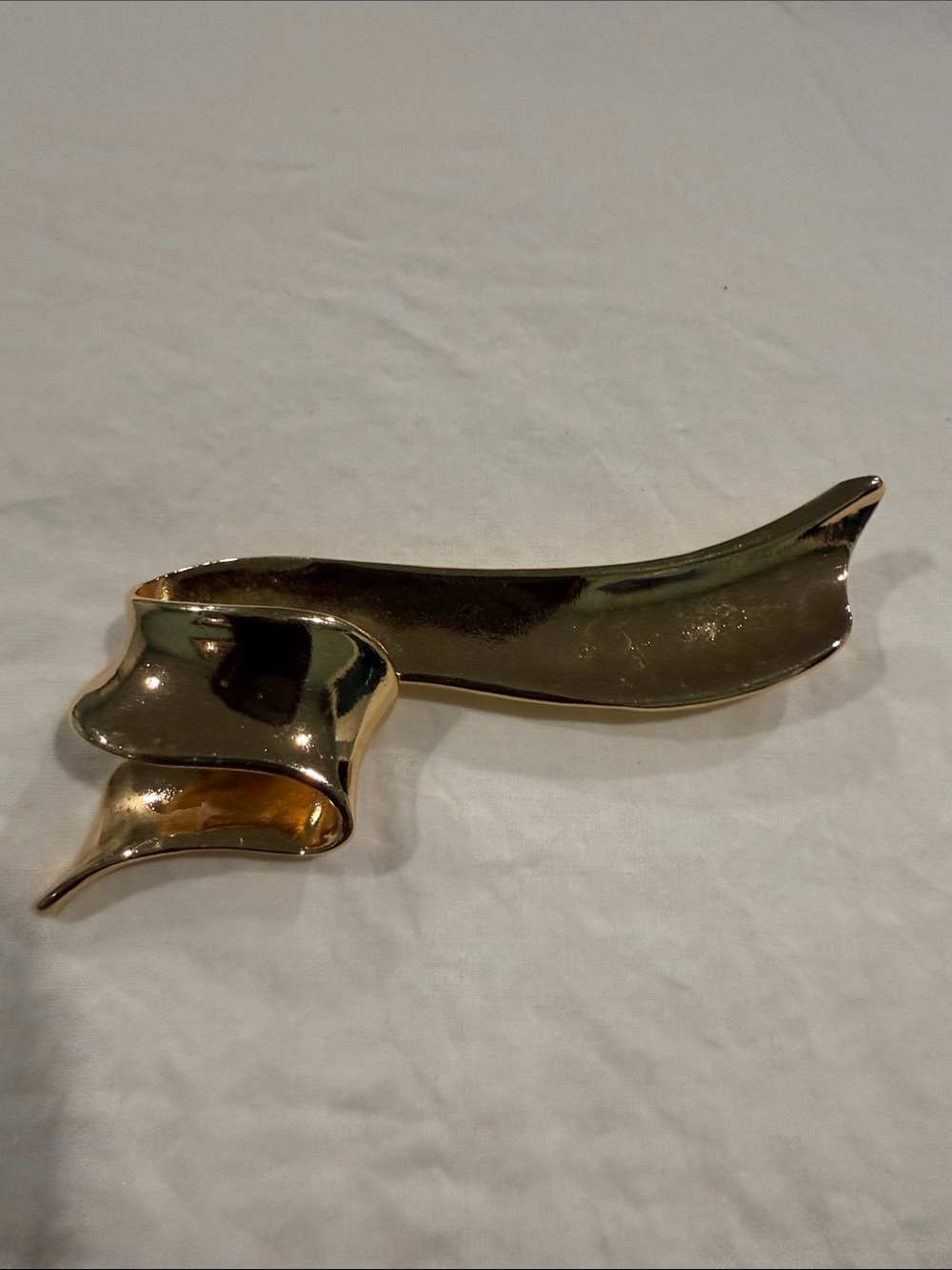Avon Gold-Tone Flowing Ribbon Leaf Brooch
